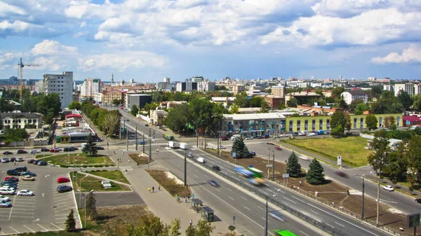 上記のタイムラプス ハリコフ市 市内中心部と住宅地の眺め ガガーリン通り上のトラフィック ウクライナ — ストック写真