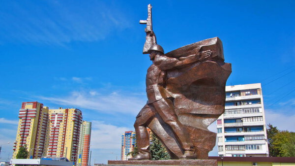 Это памятник воинам-освободителям города от фашистских захватчиков во время Второй мировой войны. Расположен на улице 23 августа в Харькове, Украина
