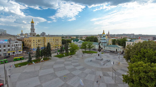Вид с воздуха на площадь Конституции в центре города с историческим архитектурным ансамблем и заметными достопримечательностями в Харькове
.