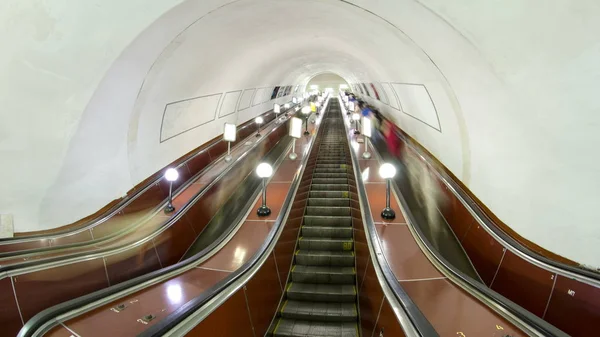 Gente Moviéndose Las Escaleras Mecánicas Hiperlapso Lapso Tiempo Del Metro —  Fotos de Stock