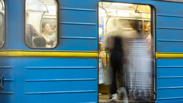 Ein Bahn Zug Der Von Der Bahn Station Plosha Povstannya — Stockfoto