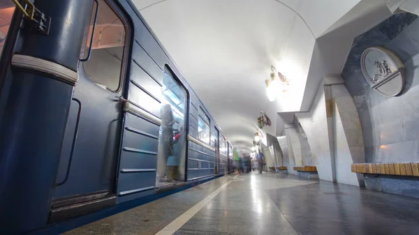 在哈尔科夫地铁 Timelapse Hyperlapse Saltivska 线上从 Pushkinska 地铁站出发的一列地铁 在站台上的乘客 在哈尔科夫 乌克兰 — 图库照片