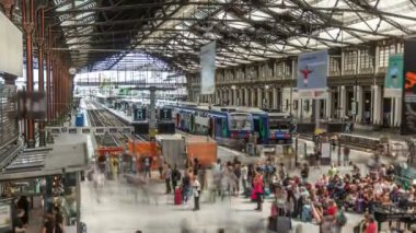 Trenli tren istasyonu ve Paris 'te acele eden insanlar. Gare de Lyon a Paris, Fransa.