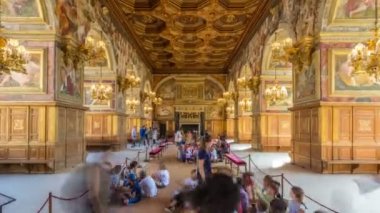 Fransa 'nın Fontainebleau şehrinde Fransız kralların ve imparator Napoleon' un evi olan Chateau de Fontainebleau zaman atlamasının iç mimari detayları.