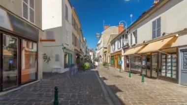 Fransa 'da Fontainebleau caddesinde yürüyorum..