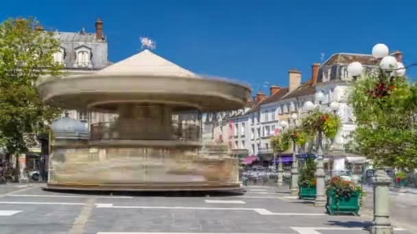 Carrusel en la plaza principal de Fontainebleau timelapse hiperlapso — Vídeos de Stock