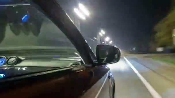 Antriebsstrang von der Seite eines Autos, das sich auf einer Nachtautobahn bewegt Zeitraffer-Hyperlapse — Stockvideo