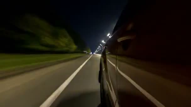 Drivelapse z boczną przejściem na hyperlapse timelapse autostrady noc — Wideo stockowe