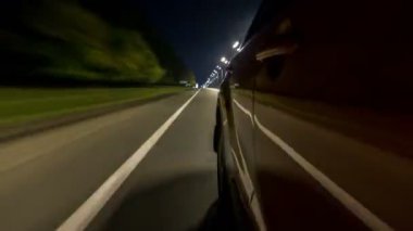 Drivelapse bir gece karayolu timelapse hyperlapse, yol üzerinde hareketli araba yan yüksek hız yansıyan. Modern bir şehir hızlı ritmine.