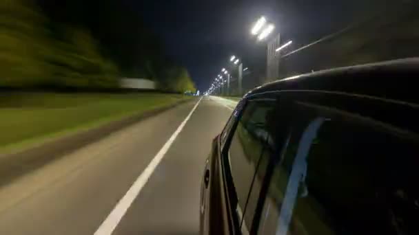 Antriebsstrang von der Seite eines Autos, das sich auf einer Nachtautobahn bewegt Zeitraffer-Hyperlapse — Stockvideo