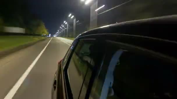 Manejar desde el lado del coche moviéndose en una carretera nocturna timelapse hiperlapso — Vídeo de stock