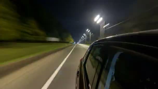 Drivelapse van de kant van de auto verplaatsen op een nacht snelweg timelapse hyperlapse — Stockvideo