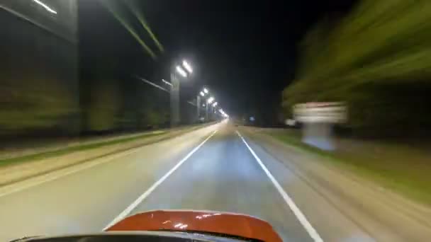 Drivelapse van top kant van auto verplaatsen op een nacht snelweg timelapse hyperlapse — Stockvideo