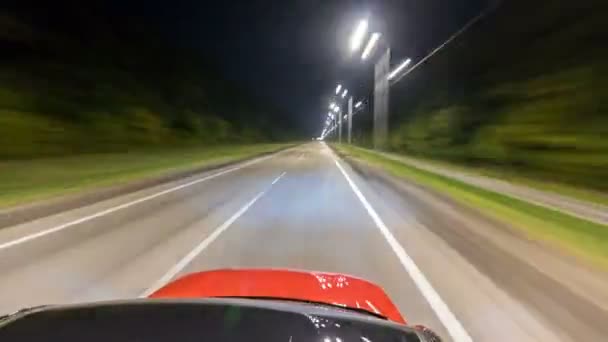 Drivelapse fra toppen Side af bilen bevæger sig på en nat highway timelapse hyperlapse – Stock-video