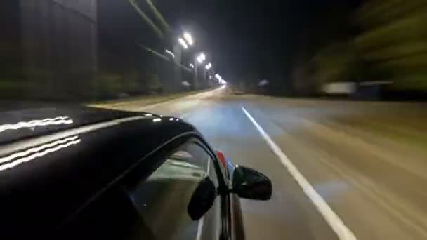 Drivelapse de cima Lado do carro em movimento em uma estrada noturna timelapse hyperlapse — Vídeo de Stock