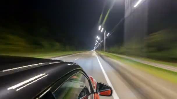 Drivelapse από την επάνω πλευρά του αυτοκινήτου προχωρώντας ένα hyperlapse timelapse αυτοκινητόδρομο νύχτα — Αρχείο Βίντεο