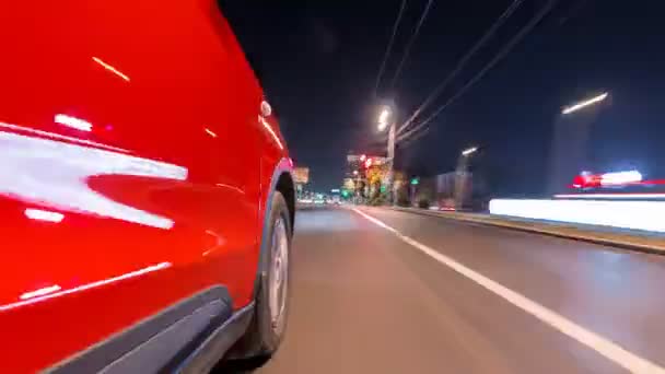 Drivelapse з боку автомобіля, що рухається на нічній проспекті в міському перехресті часу — стокове відео