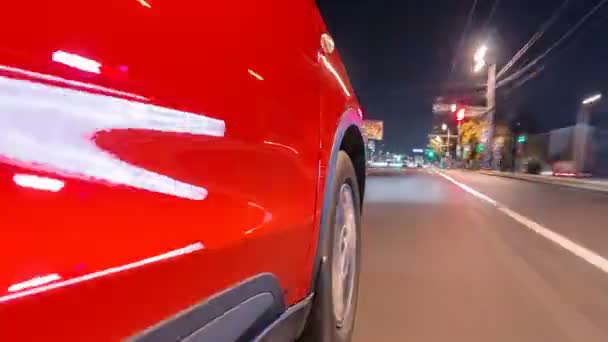 Conducir desde el lado del coche en movimiento en una avenida nocturna en la ciudad hiperlapso timelapse — Vídeo de stock