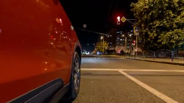 Drivelapse ze strany auta pohybující se na noc avenue ve městě timelapse hyperlapse — Stock video