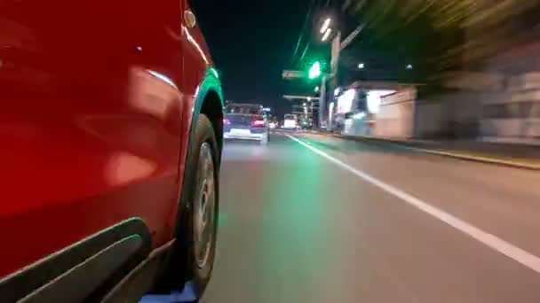 Drivelapse з боку автомобіля, що рухається на нічній проспекті в міському перехресті часу — стокове відео