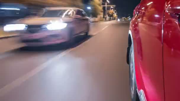 Conducir desde el lado del coche en movimiento en una avenida nocturna en la ciudad hiperlapso timelapse — Vídeos de Stock