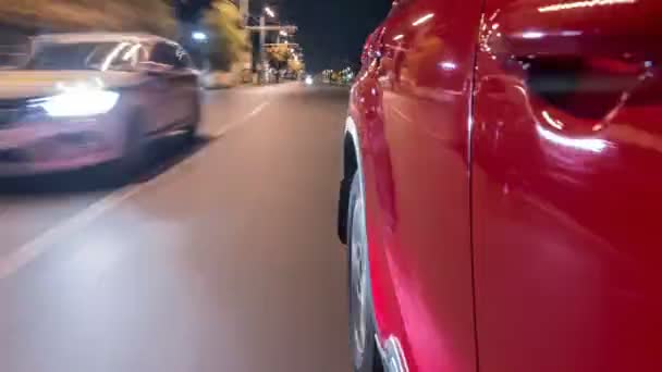 Drivelapse de côté de la voiture se déplaçant sur une avenue de nuit dans la ville timelapse hyperlapse — Video