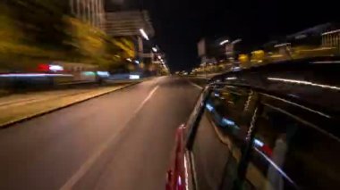 Drivelapse şehir timelapse hyperlapse bir gece Avenue'de hareketli araba tarafındaki