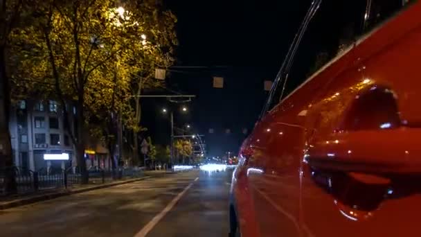 Drivelapse de côté de la voiture se déplaçant sur une avenue de nuit dans la ville timelapse hyperlapse — Video