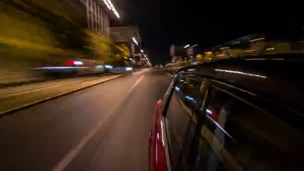 Antriebsstrang von der Seite des Autos bewegt sich auf einer Nachtallee in der Stadt Zeitraffer-Hyperlapse — Stockvideo