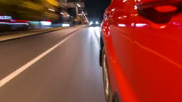 Antriebsstrang von der Seite des Autos bewegt sich auf einer Nachtallee in der Stadt Zeitraffer-Hyperlapse — Stockvideo