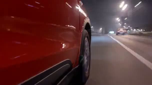 Conducir mirada urbana de coche de conducción rápida en una avenida nocturna en una ciudad timelapse hiperlapso — Vídeo de stock