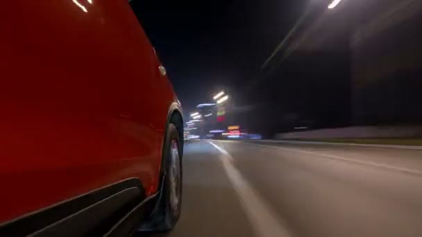 Conducir mirada urbana de coche de conducción rápida en una avenida nocturna en una ciudad timelapse hiperlapso — Vídeo de stock