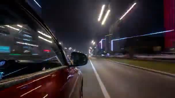 Conducir mirada urbana de coche de conducción rápida en una avenida nocturna en una ciudad timelapse hiperlapso — Vídeo de stock