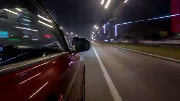 Conducir mirada urbana de coche de conducción rápida en una avenida nocturna en una ciudad timelapse hiperlapso — Vídeos de Stock