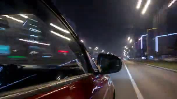 Conducir mirada urbana de coche de conducción rápida en una avenida nocturna en una ciudad timelapse hiperlapso — Vídeo de stock