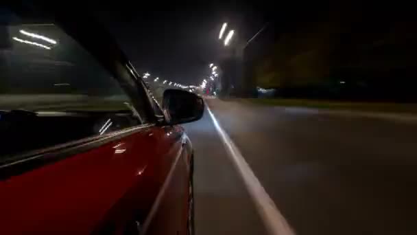 Conducir mirada urbana de coche de conducción rápida en una avenida nocturna en una ciudad timelapse hiperlapso — Vídeo de stock