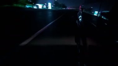 Hızlı sürüş araba Drivelapse kentsel bakmak bir şehir timelapse hyperlapse gece caddede