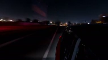 Hızlı sürüş araba Drivelapse kentsel bakmak bir şehir timelapse hyperlapse gece caddede