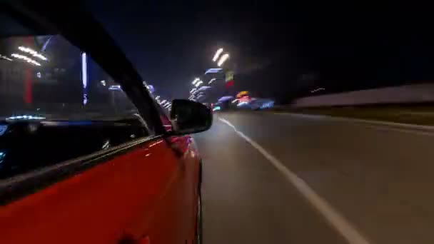 Drivelapse міський вигляд від швидкого водіння автомобіля на нічній проспекті в міському перехресті часу — стокове відео