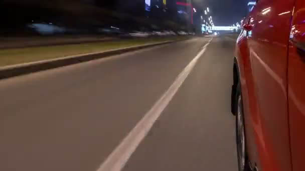 Drivelapse look urbain de la voiture de conduite rapide à une avenue de nuit dans une ville timelapse hyperlapse — Video