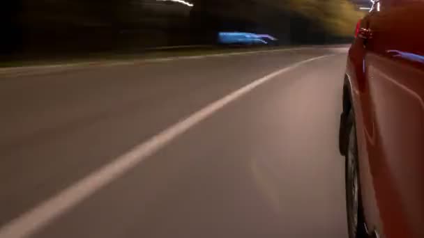 De stedelijke uitstraling van de Drivelapse uit een snel rijdende auto op een nacht avenue in een stad timelapse hyperlapse — Stockvideo