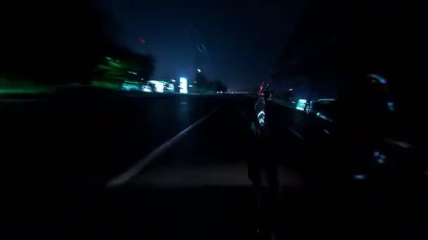 Conducir mirada urbana de coche de conducción rápida en una avenida nocturna en una ciudad timelapse hiperlapso — Vídeo de stock