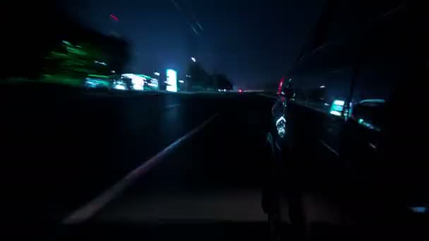 Conducir mirada urbana de coche de conducción rápida en una avenida nocturna en una ciudad timelapse hiperlapso — Vídeo de stock