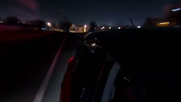 Conducir mirada urbana de coche de conducción rápida en una avenida nocturna en una ciudad timelapse hiperlapso — Vídeos de Stock