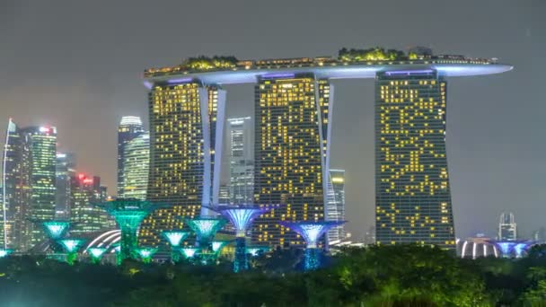 Marina Bay Sands, Jardines junto a la bahía con bosque nuboso, cúpula de flores y superárboles hiperlapso del timelapse nocturno — Vídeos de Stock