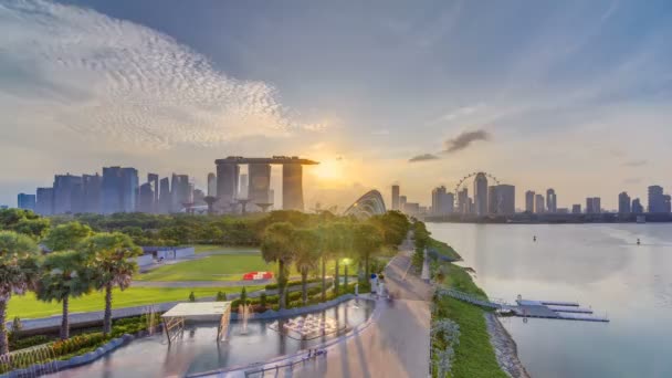 Marina Bay Sands, tuinen langs de baai met nevelwoud, flower koepel en supertrees bij zonsondergang timelapse — Stockvideo