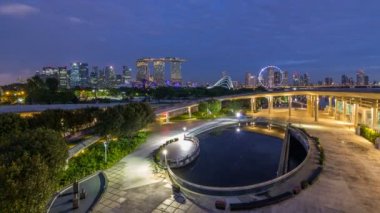 Marina Bay Sands, bay bulut orman ile çiçek kubbe ve supertrees gece gün timelapse güneş doğmadan önce bahçelerle