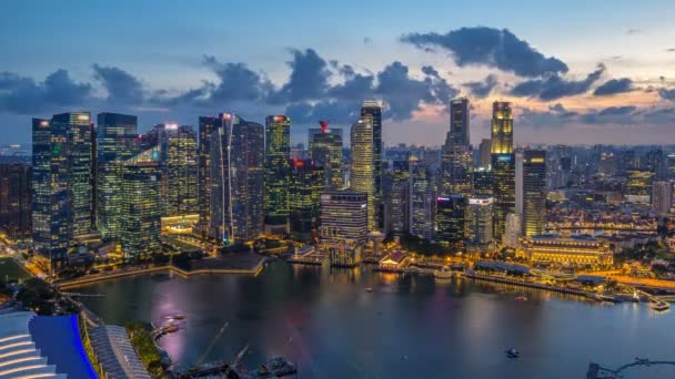 Een weergave van Singapore business district wolkenkrabbers op avond met water reflecties dag naar nacht timelapse — Stockvideo