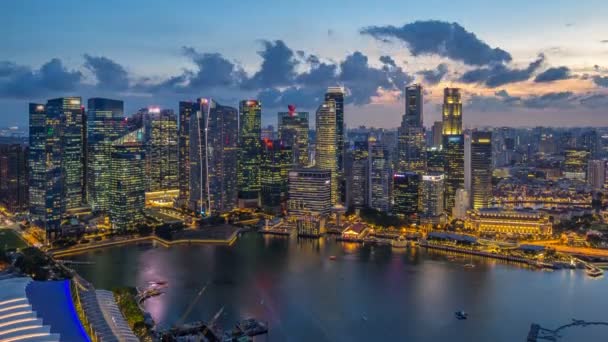 Una vista de los rascacielos del distrito financiero de Singapur por la noche con reflejos de agua día a noche timelapse — Vídeos de Stock
