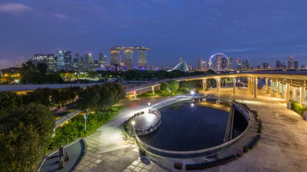 Marina Bay Sands, tuinen langs de baai met nevelwoud, de bloem koepel en supertrees nacht naar dag timelapse voor zonsopgang — Stockvideo